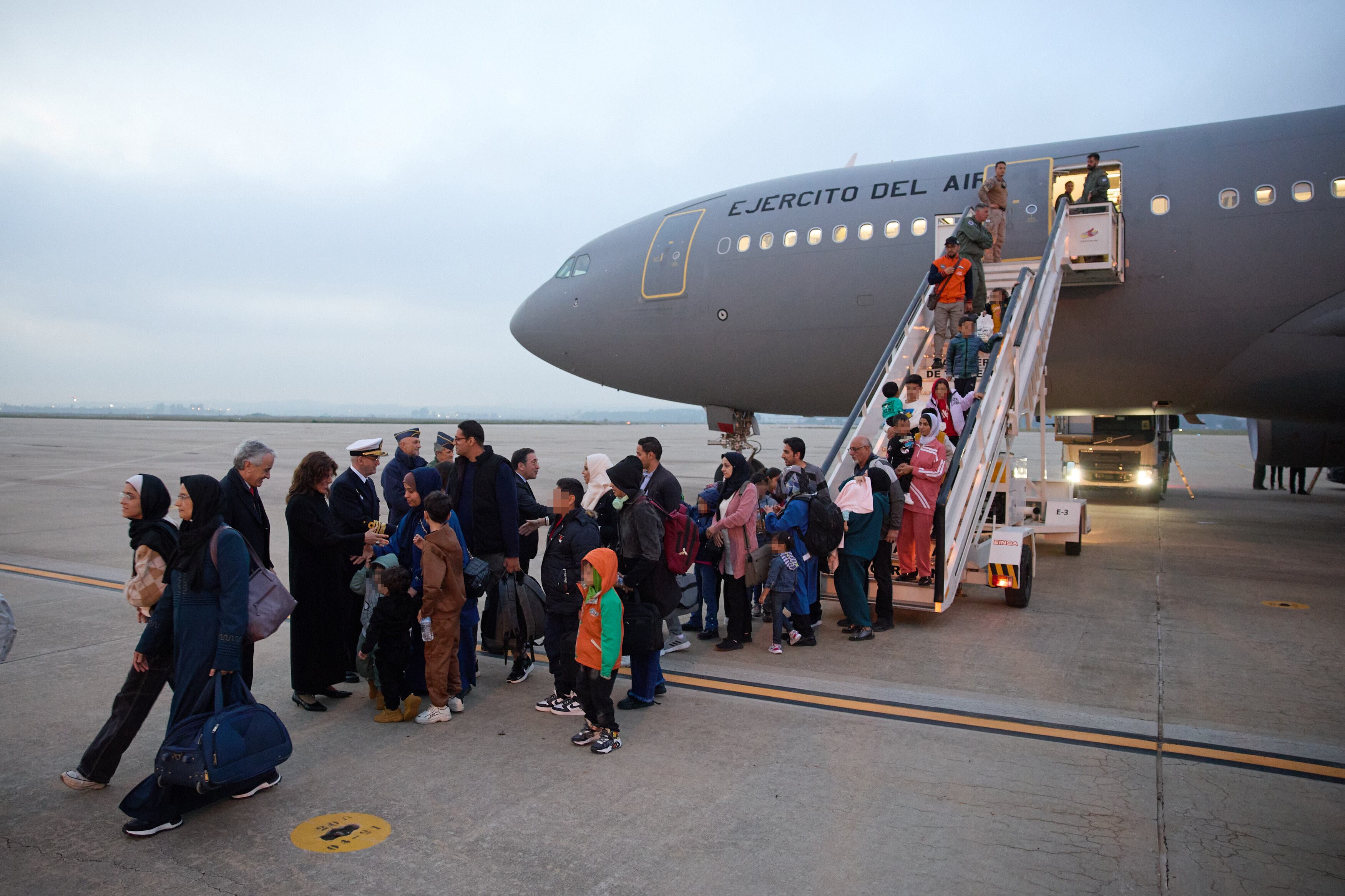 Los españoles evacuados de Gaza a su llegada a la Base militar de Torrejón