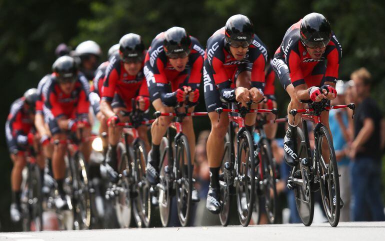 Samuel Sánchez liderando al BMC Racing en la contrarreloj por equipos.