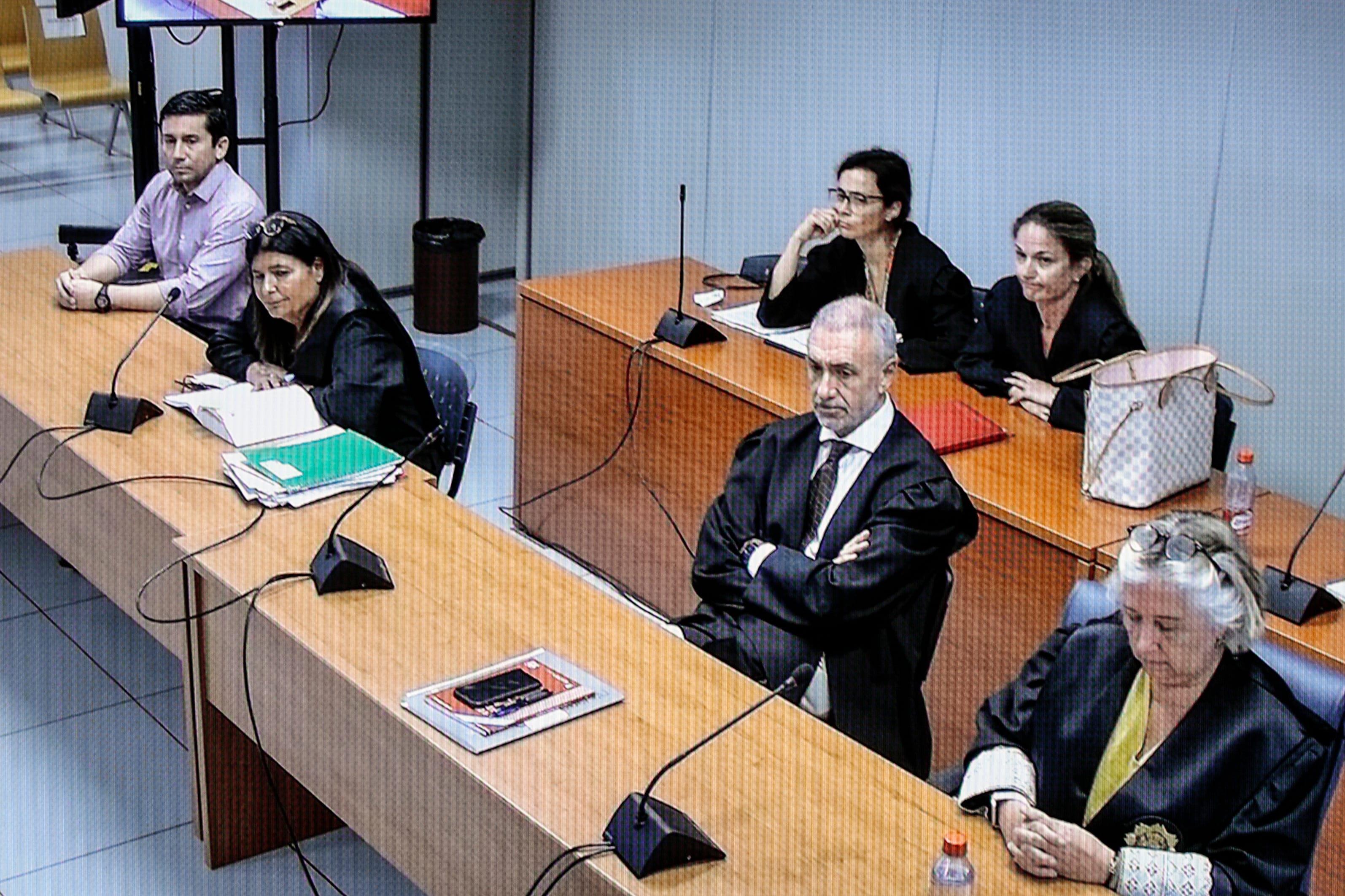 Jorge Ignacio Palma (izqda), acusado de la muerte de la desaparecida Marta Calvo, de Arliene Ramos y Lady Marcela Vargas, y de abuso sexual a siete mujeres más, junto a su abogada, María Herrera (izqda), y los abogados de las acusaciones y la fiscal en una imagen tomada del monitor donde se puede seguir el juicio, que afronta su recta final con la entrega al jurado del objeto del veredicto, sobre el que deberá pronunciarse.