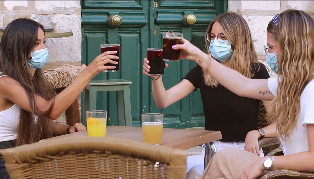 La campaña trata de concienciar a los jóvenes sobre el uso de la mascarilla