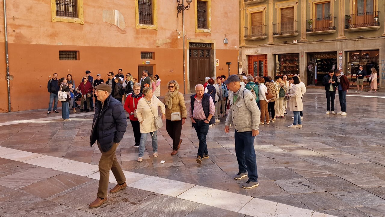 Foto de archivo de turistas en el centro de Granada