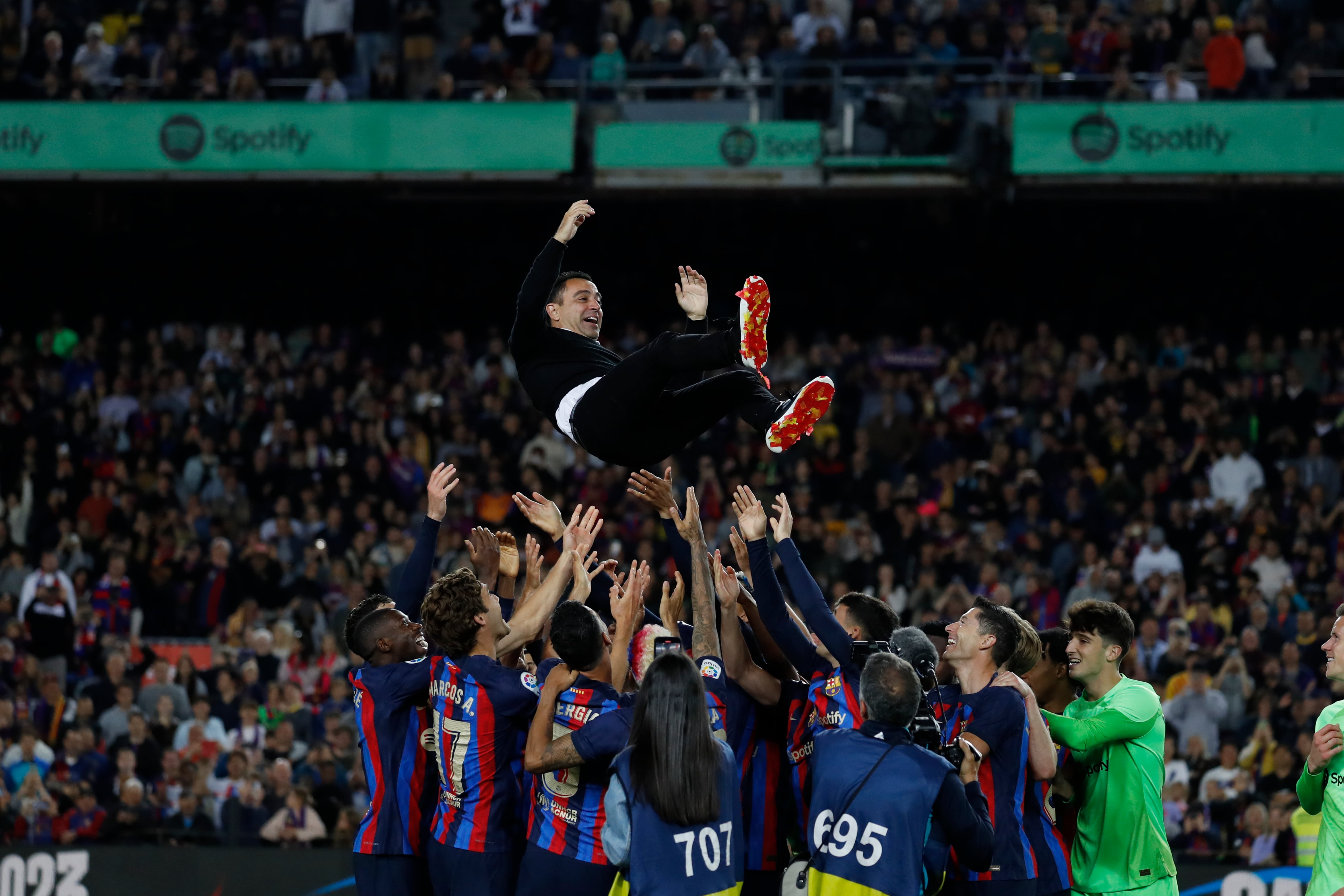 Los jugadores del FC Barcelona mantean a su entrenador Xavi Hernández al término del partido ante la Real Sociedad