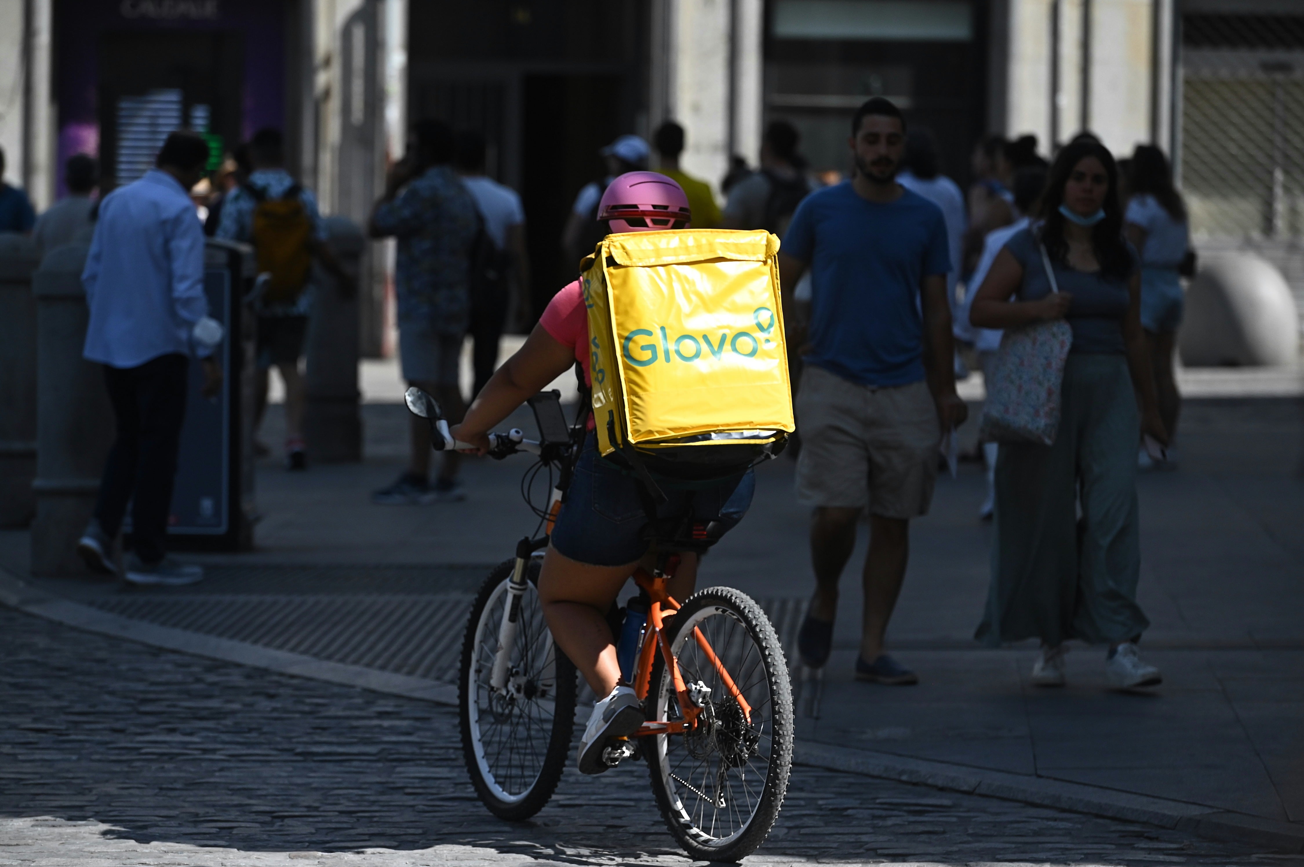 Un rider circula por el centro de Madrid a finales de julio.