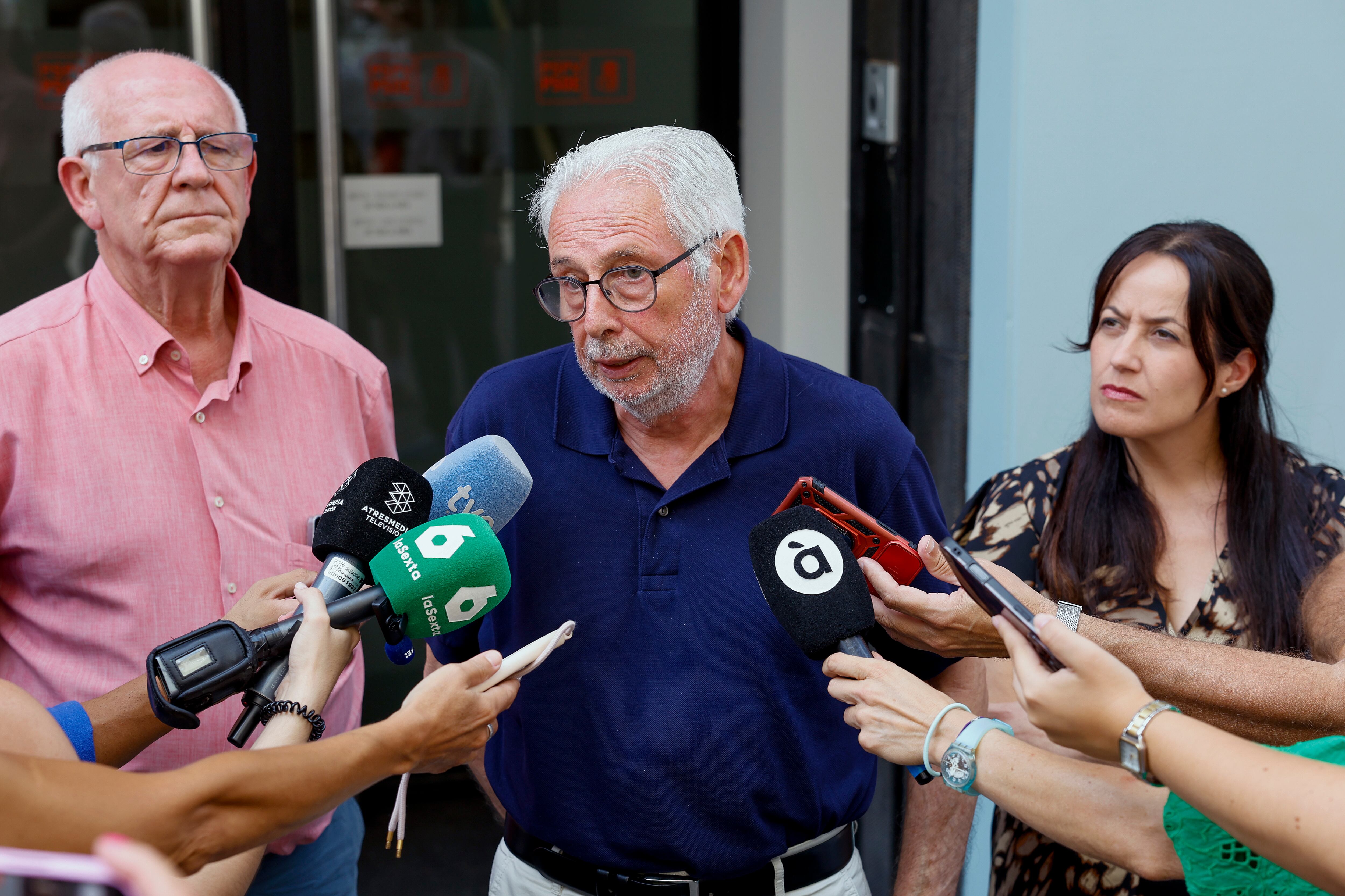 El alcalde de Paiporta, Vicent Ciscar (i), el alcalde de Picanya, Josep Almenar (c), y la alcaldesa de Catarroja, Lorena Silvent (d), tras la reunión que han mantenido la secretaria general del PSPV-PSOE, la ministra Diana Morant, y la nueva comisionada del Gobierno para la reconstrucción tras la dana, Zulima Pérez, con alcaldes y portavoces del PSPV-PSOE de municipios afectados por la dana, este miércoles en València.