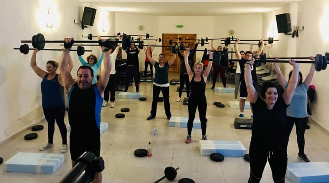 Sala &#039;Indoor&#039; del gimnasio móvil rural Mueve-T GYM en la localidad guadalajareña de Pastrana.