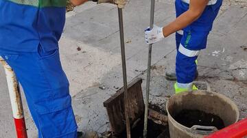 València intensifica la revisión de imbornales y pasos inferiores de la ciudad ante la llegada de los temporales