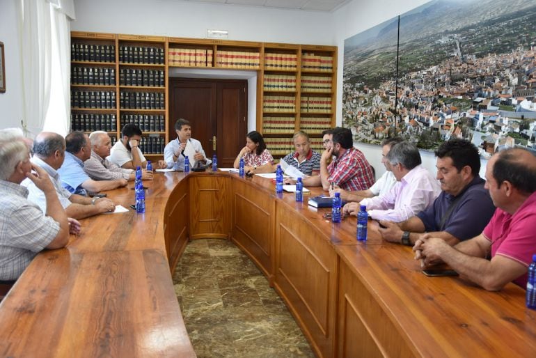 Reunión entre agricultores afectados por el granizo y las administraciones