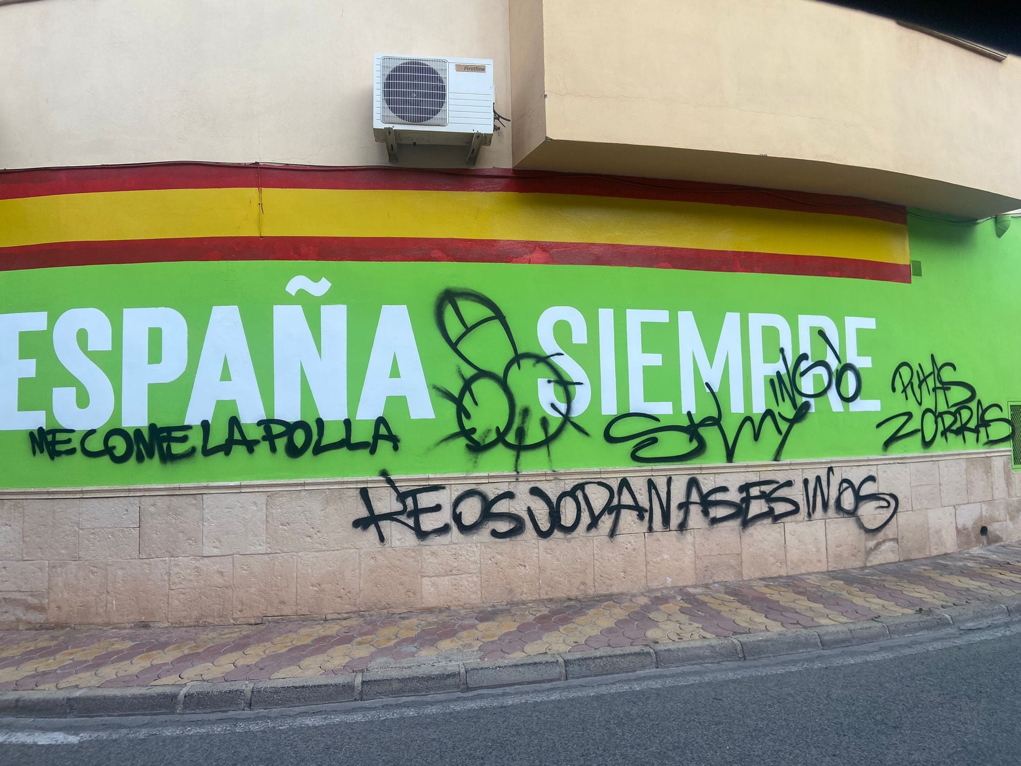 Vox denuncia pintadas en la sede de su partido en Náquera.