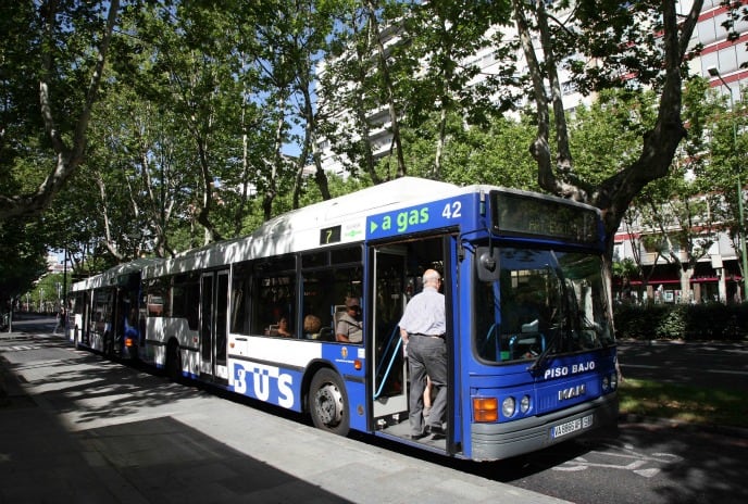 Un autobús de la empresa municipal AUVASA recoge a un pasajero en una parada situada en el Paseo de Zorilla de Valladolid