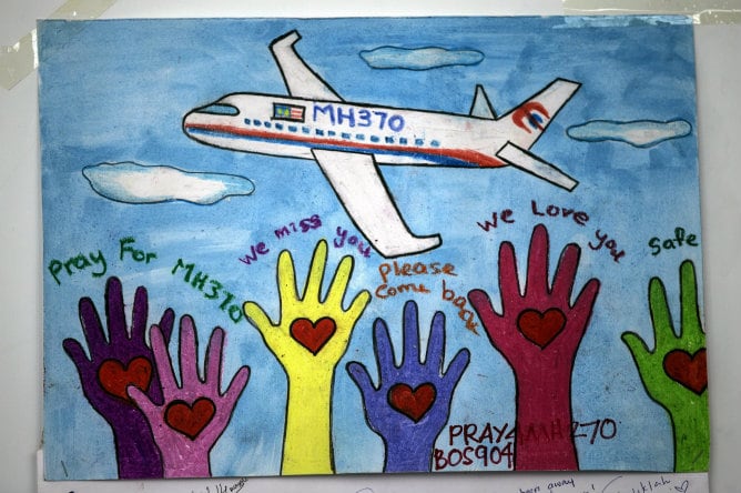 Uno de los dibujos de apoyo a los pasajeros del avión desaparecido de Malaysia Airlines en el aeropuerto internacional de Kuala Lumpur en Malasia (Imagen de archivo)