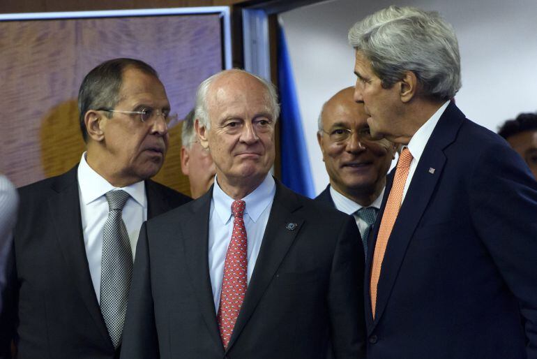 El enviado especial de la ONU para la crisis de Siria, Staffan de Mistura, junto con el secretario de Estado de EEUU, John Kerry, y ministro de exteriores ruso Sergei Lavrov.