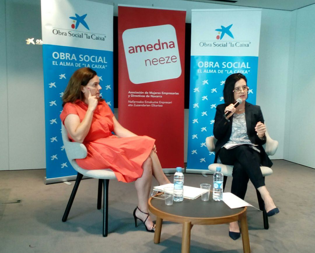 Ana Díez Fontana (i), directora territorial de CaixaBank en Navarra y Cristina Sotro Belzarena, presidenta de Amedna, en la presentación del proyecto &#039;Mujer Emprende&#039;