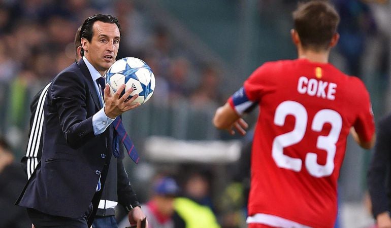 Unai Emery da el balón a Coke durante un partido entre el Juventus y el Sevilla por el grupo D de la Liga de Campeones de la UEFA