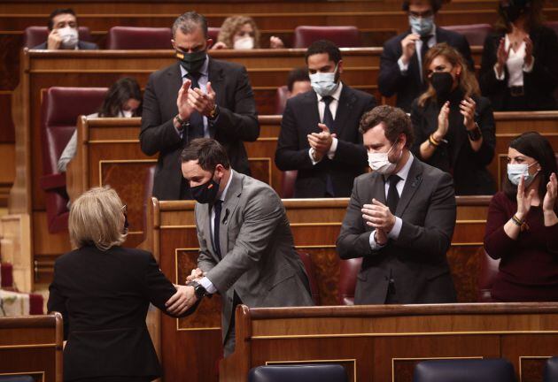 La diputada de Vox, Lourdes Méndez es aplaudida por el presidente de VOX, Santiago Abascal, el portavoz parlamentario de Vox, Iván Espinosa de los Monteros y demás miembros del partido durante una sesión plenaria en el Congreso de los Diputados, en Madrid