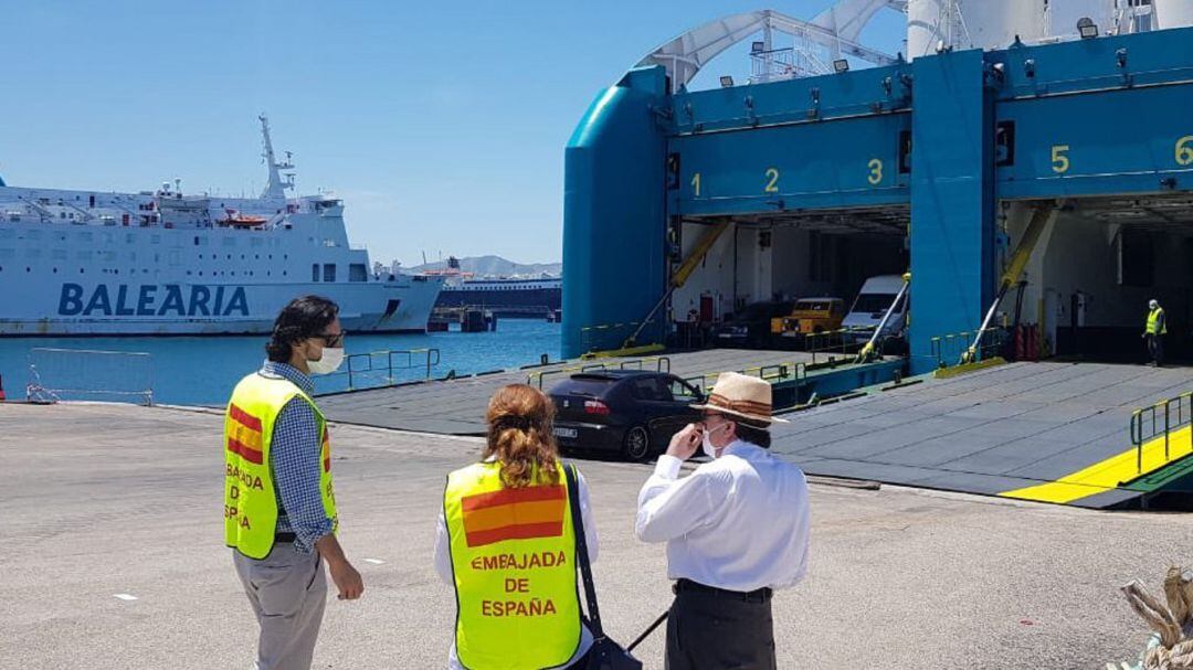 Funcionarios de la Embajada en uno de los barcos.