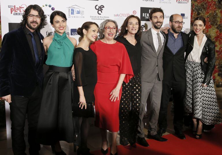 La directora Paula Ortiz posa con las actrices Laura Gavasa y Leticia Dolera, entre otros integrantes del elenco de &#039;La novia&#039; a su llegada a la ceremonia de entrega de la 71 edición de los premios del Círculo de Escritores Cinematográficos, entregados el