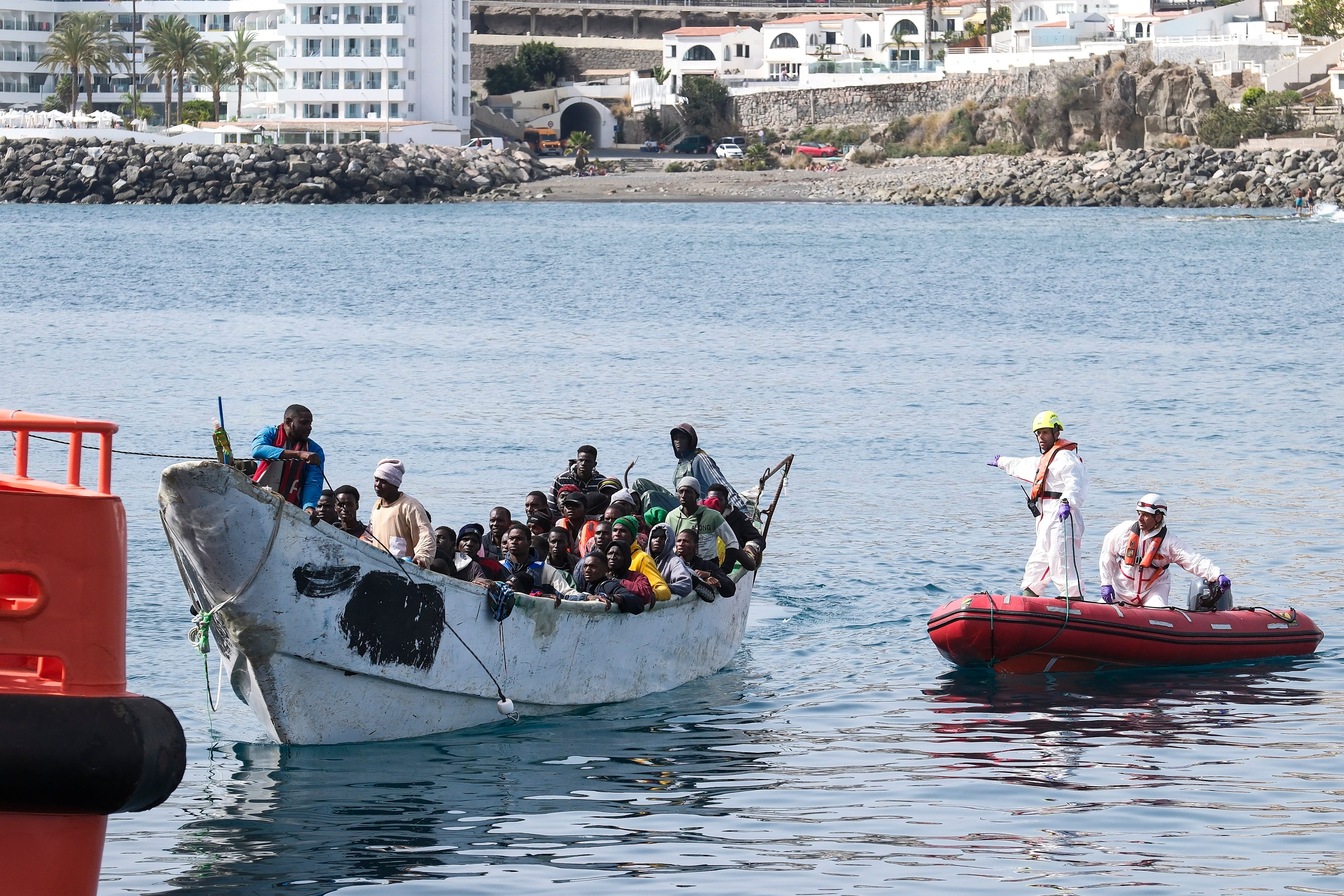 Salvamento Marítimo rescata un cayuco en Canarias.