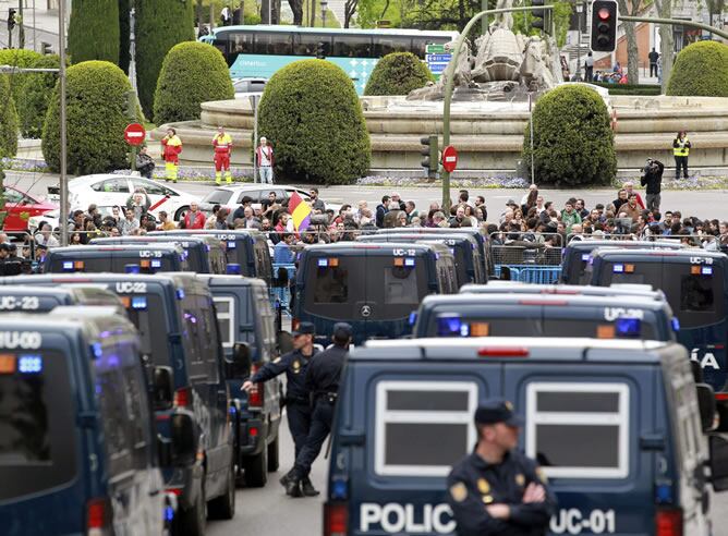 Efectivos policiales protegen el Congreso de los Diputados durante la protesta que llama a &quot;asediar&quot;la Cámara Baja