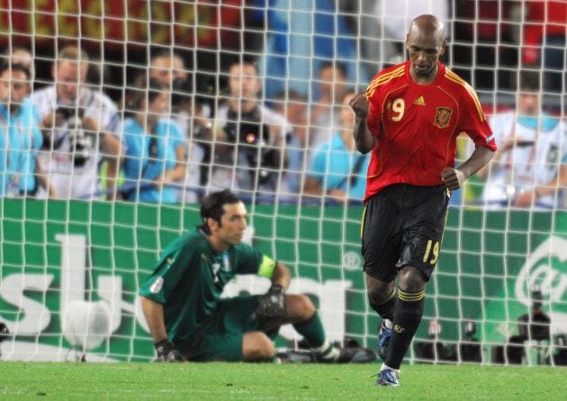 Marcos Senna marca ante Italia en la tande de penaltis de la Euro 2008