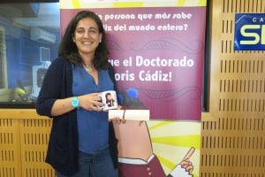 Yolanda Vallejo recoge la taza y diploma del concurso