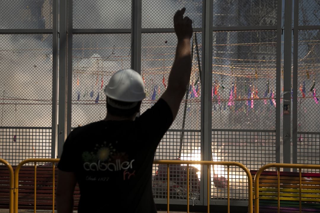 Un operario de la pirotecnia Caballer FX en una imagen de archivo