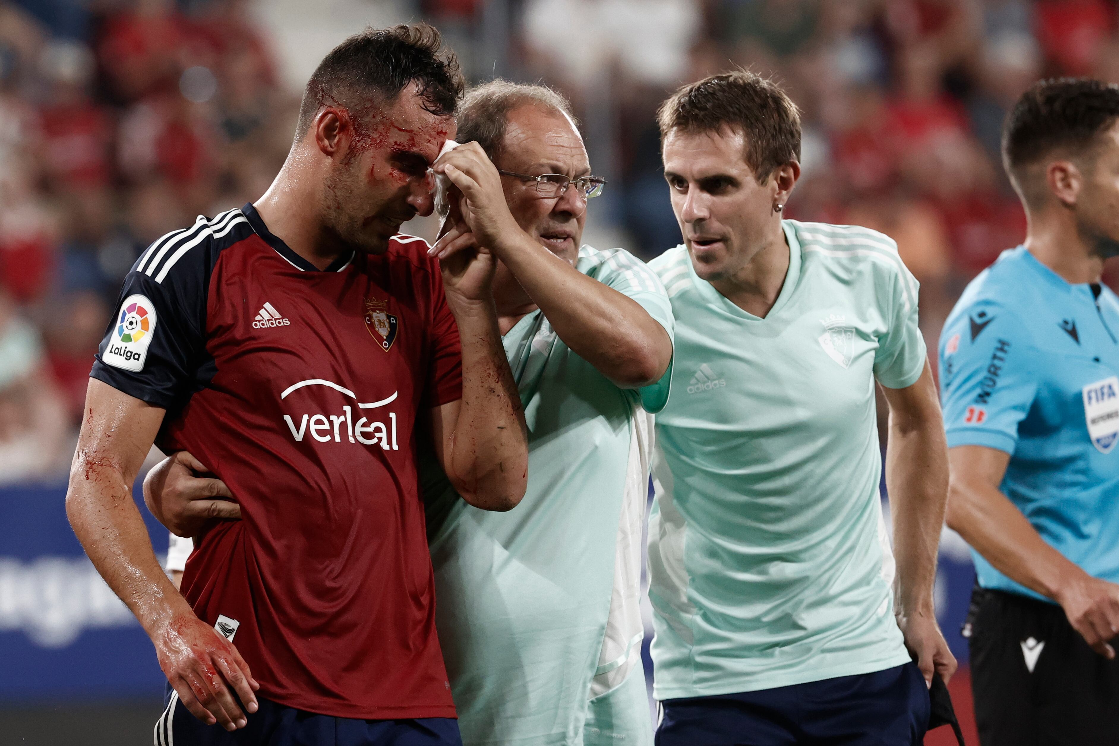 El central de Osasuna Unai García se retira lesionado durante el encuentro correspondiente a la primera jornada de LaLiga entre CA Osasuna y Sevilla FC, este viernes en el estadio de El Sadar, en Pamplona. EFE/ Jesús Diges