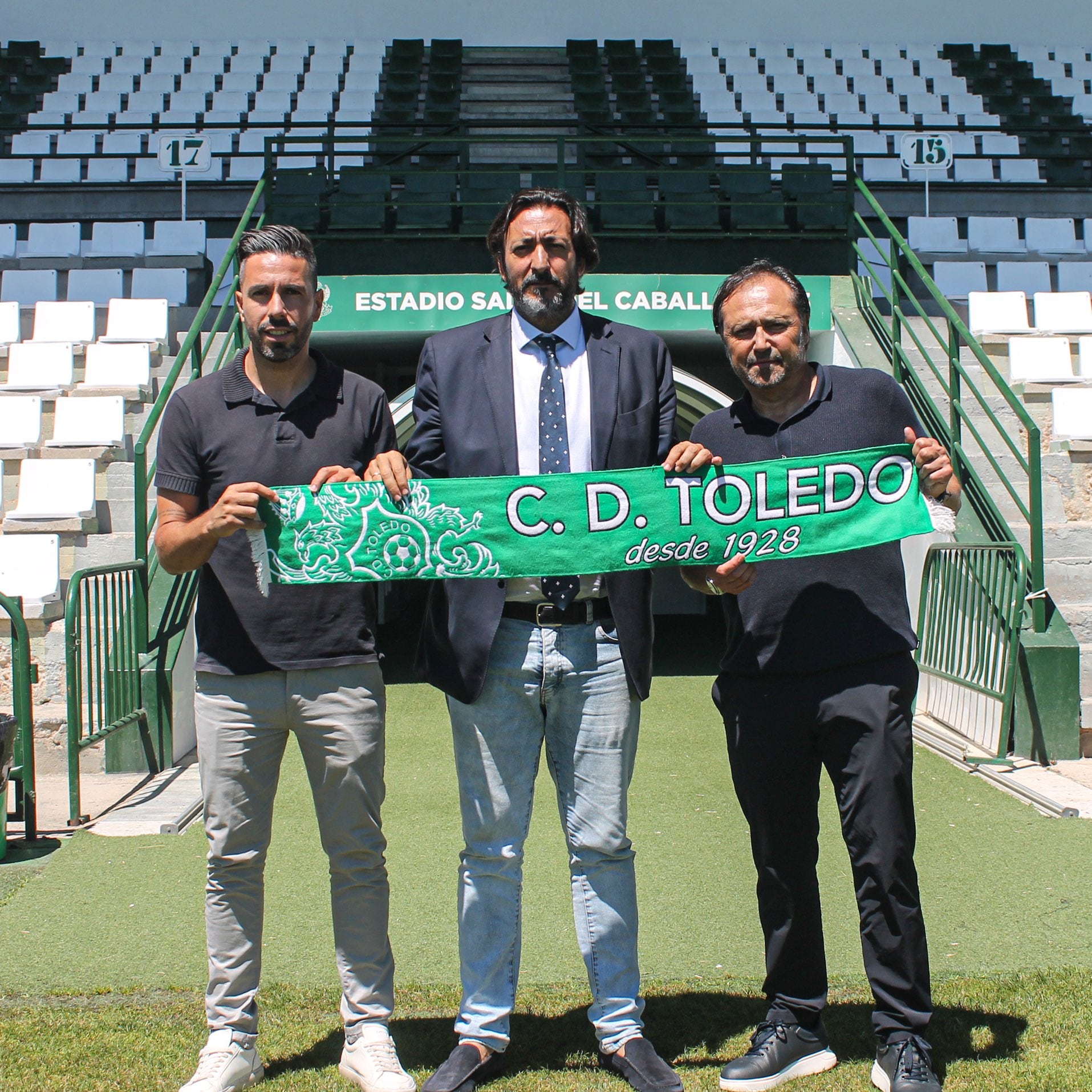 El entrenador madrileño llega al Toledo y posa junto a Rubén Ramos (i) y Joaquín Sánchez Garrido (c)