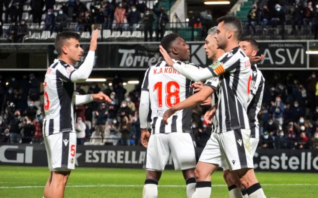 Los jugadores celebran un gol