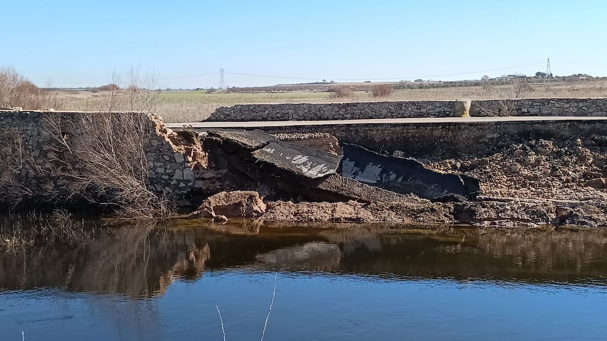 El histórico puente de Arenas de San Juan colapsa tras años de abandono y temporales