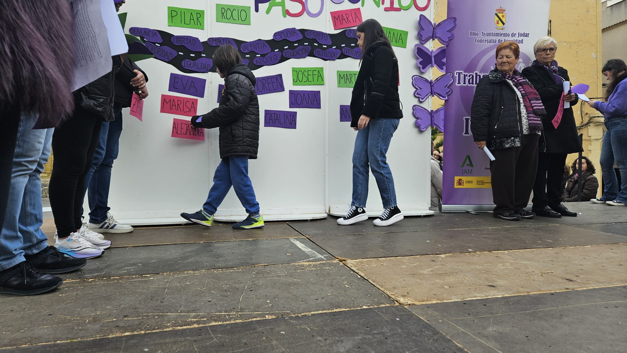 Alumno colocando el nombre de una de las mujeres asesinadas