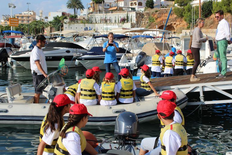 Alumnos del colegio Port de Xàbia participantes en la jornada de limpieza de la costa, organizada por el Club Náutico y la Fundación Ecomar.