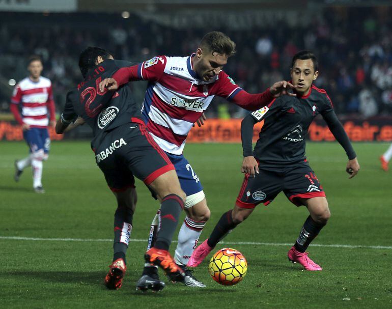 El defensa argentino del Celta de Vigo Augusto Fernández lucha el balón con Rubén Pérez, del Granada