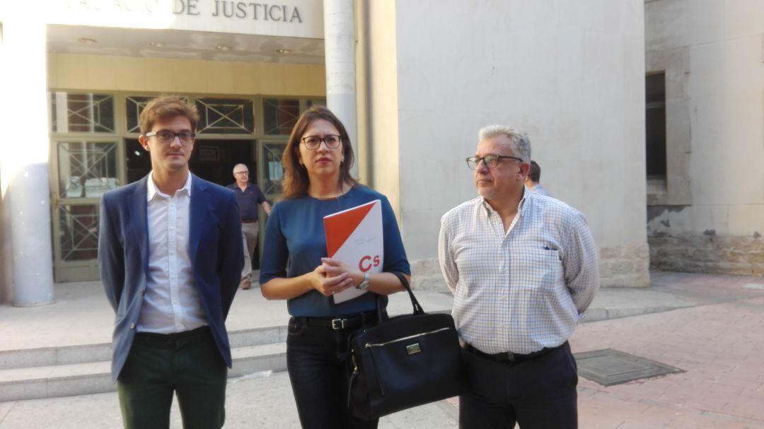 La actual portavoz municipal acompañada de los concejales Vicente Buades y Antonio Manresa