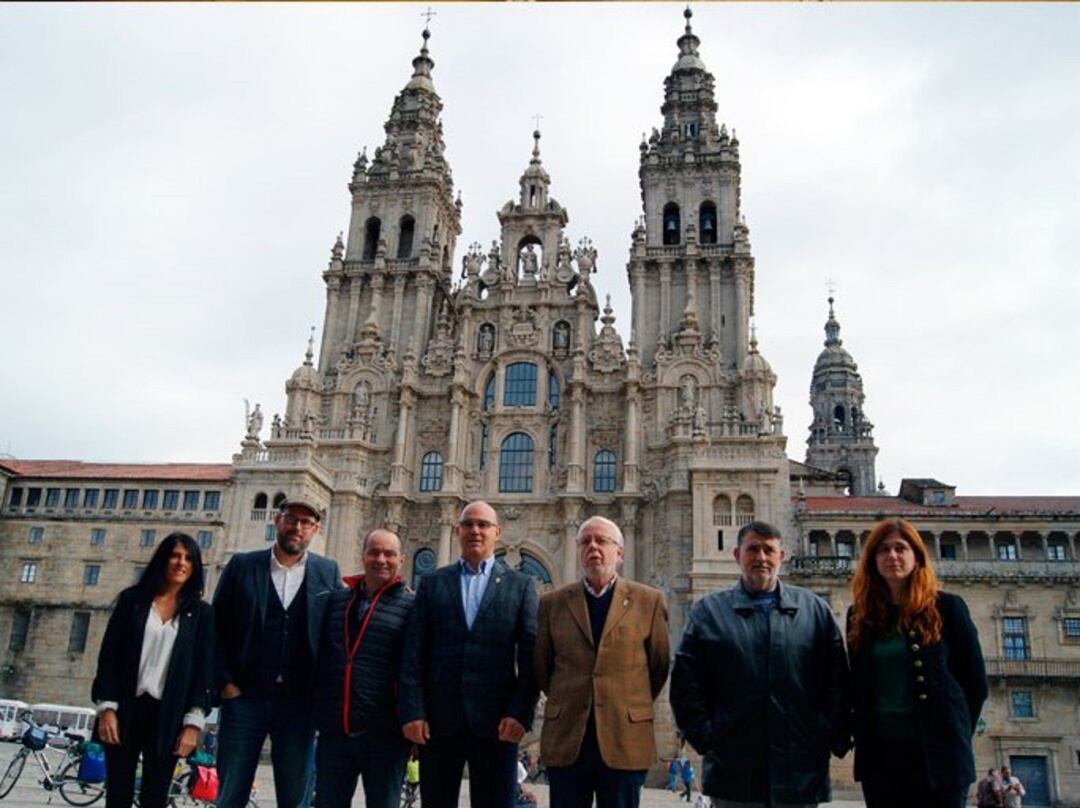 Lupe Murillo, Martiño Noriega, Toño Bermúdez, Antonio Quinteiro, Ramón Castro, Javier García y Noa Morales, esta mañana en el Obradoiro 