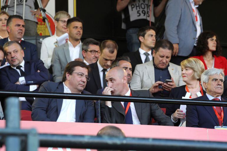 Guillermo Fernández Vara y el presidente de la Federación Española de Fútbol, Luis Rubiales, asisten a la final de la Copa de la Reina.
