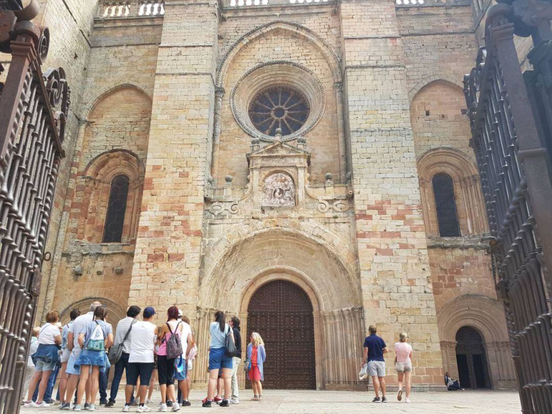 Turistas en la catedral del Sigüenza