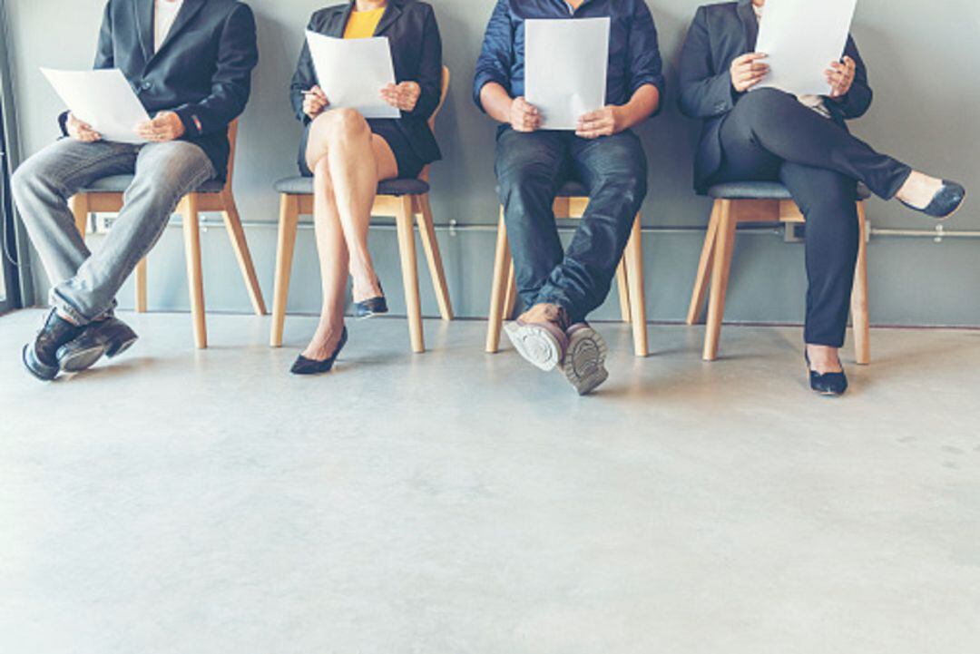 Aspirantes a una entrevista con currículum 