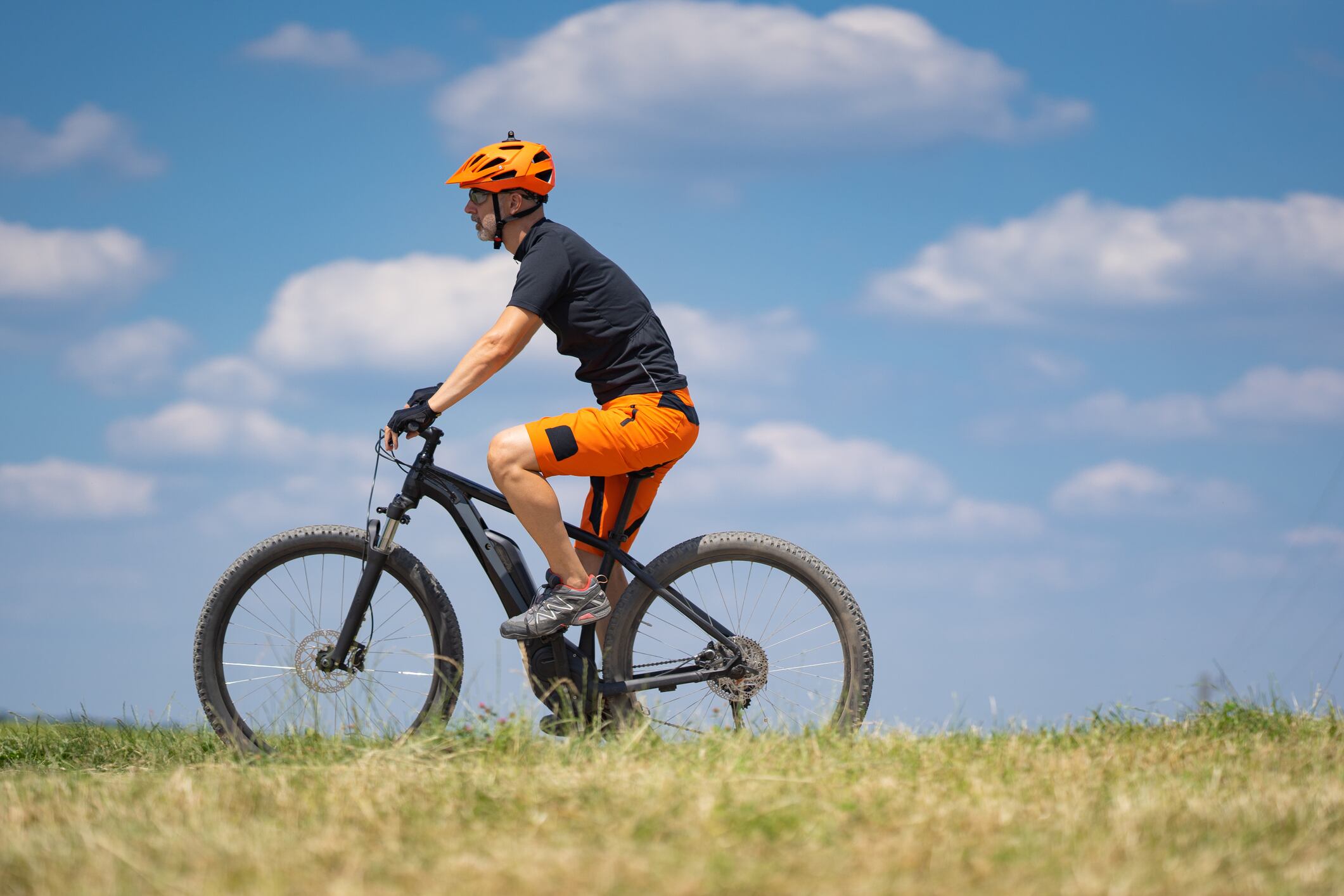 Imagen de archivo de un ciclista montando en una MTB eléctrica