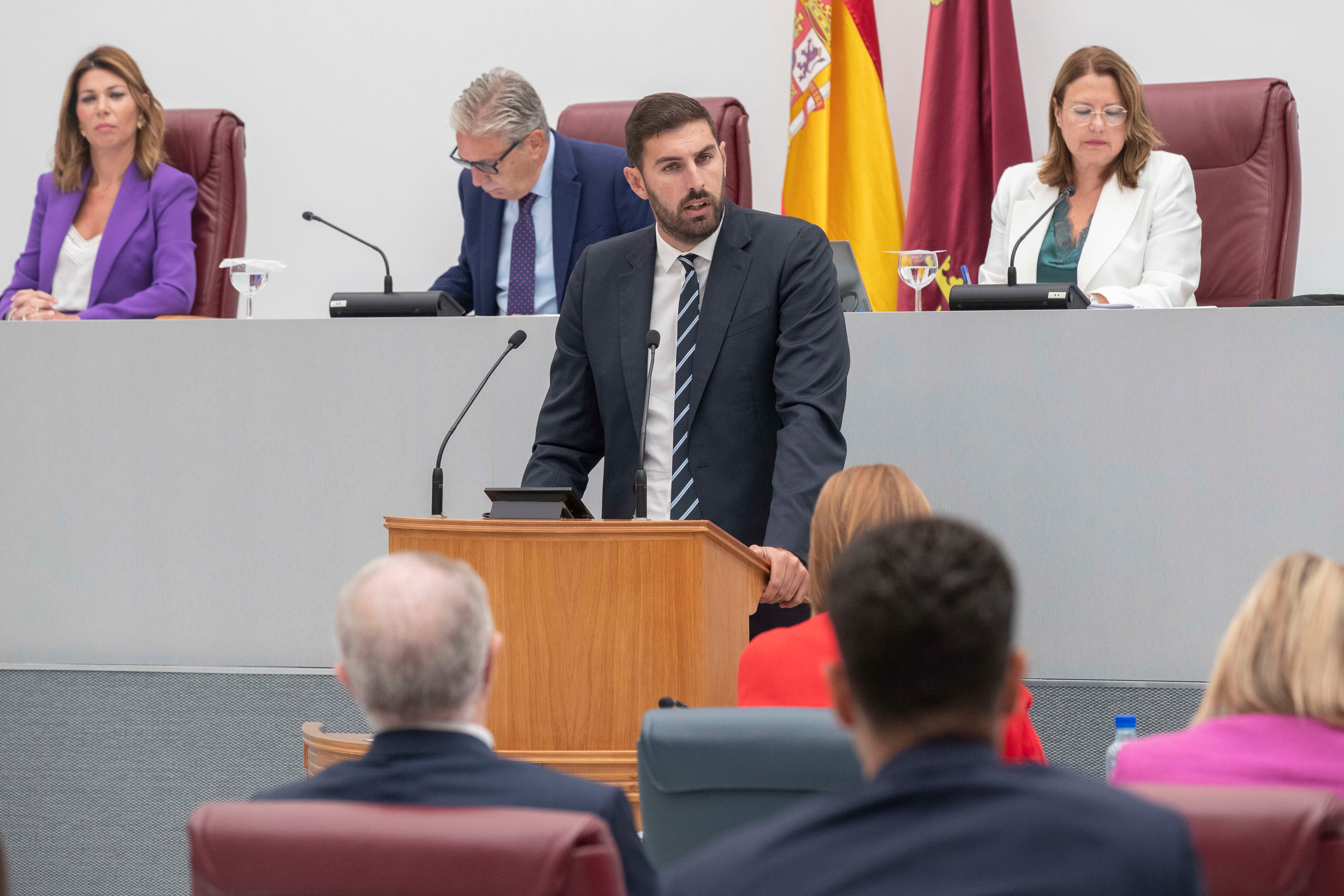 CARTAGENA, 07/09/2023.- El portavoz de Vox en el parlamento murciano José Ángel Antelo, durante un momento de la segunda sesión del pleno de investidura del popular Fernando López Miras este jueves en la Asamblea Regional de Murcia en Cartagena.