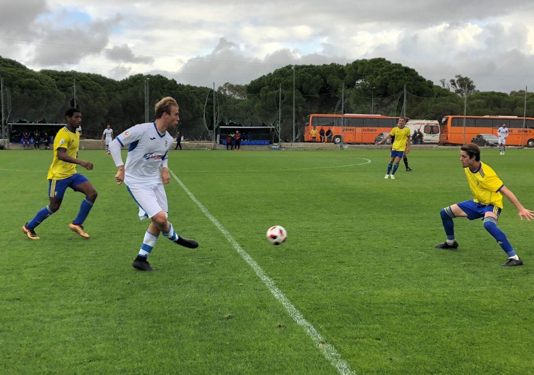 Bugatto ante dos contrarios durante el partido en Cádiz