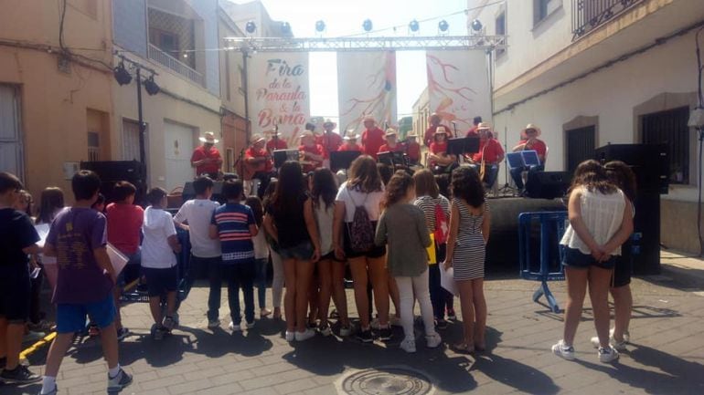 Momento de la actuación de la Rondalla del Grup de Danses de Pedreguer acompañada por los alumnos del colegio Sanchis Guarner.