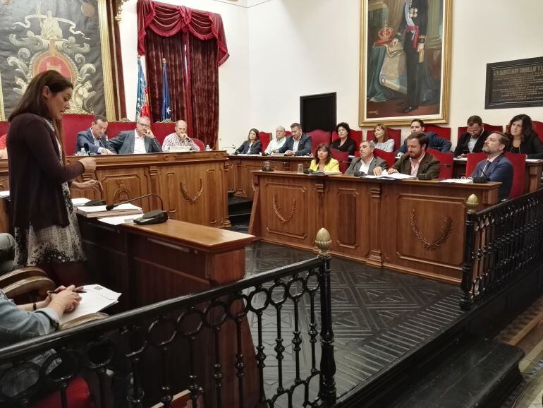 Mireia Mollà responde en el pleno a María Dolores Serna