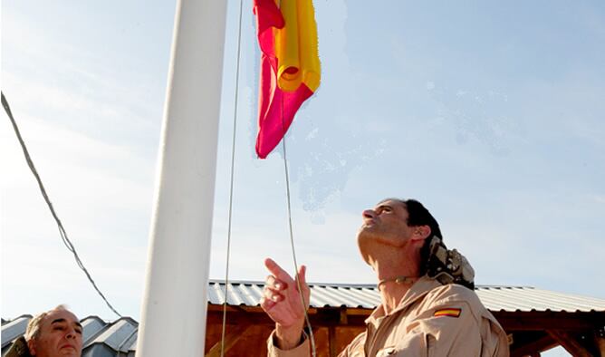 Un militar español retira la bandera nacional del mástil de la base de Manás  en Kirguizistán el pasado 13 de Octubre (U.S. Air Force)