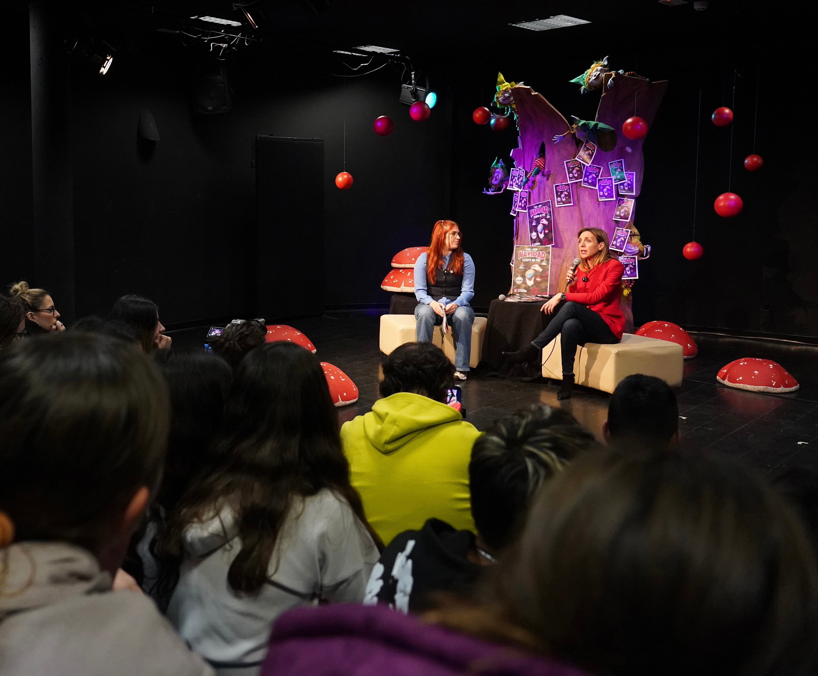 La alcaldesa de Alcorcón, Candelaria Testa y la concejala de Cultura y Festejos, Miriam Benítez en la presentación de la programación navideña de Alcorcón 2025