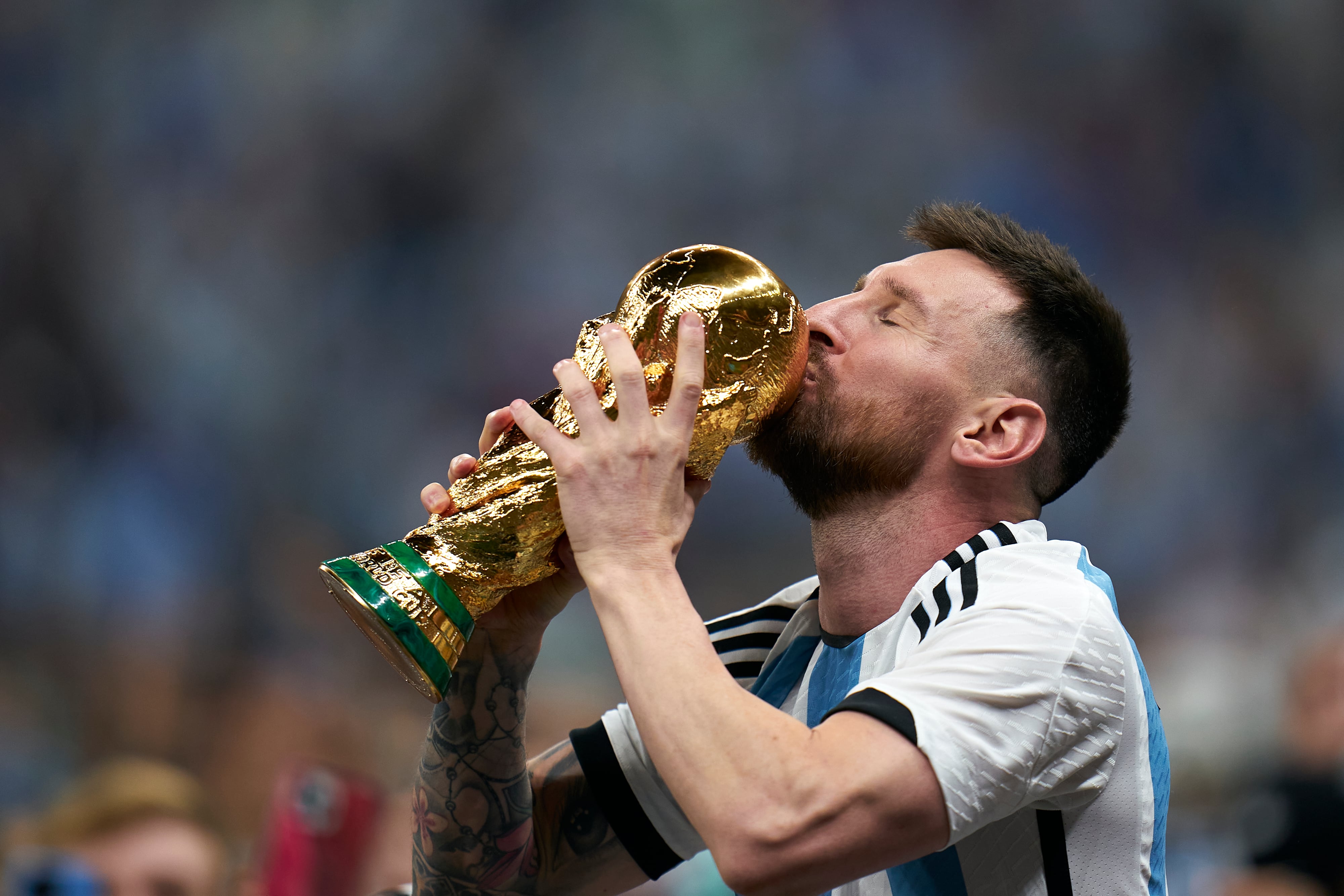 Leo Messi, besando su Copa del mundo