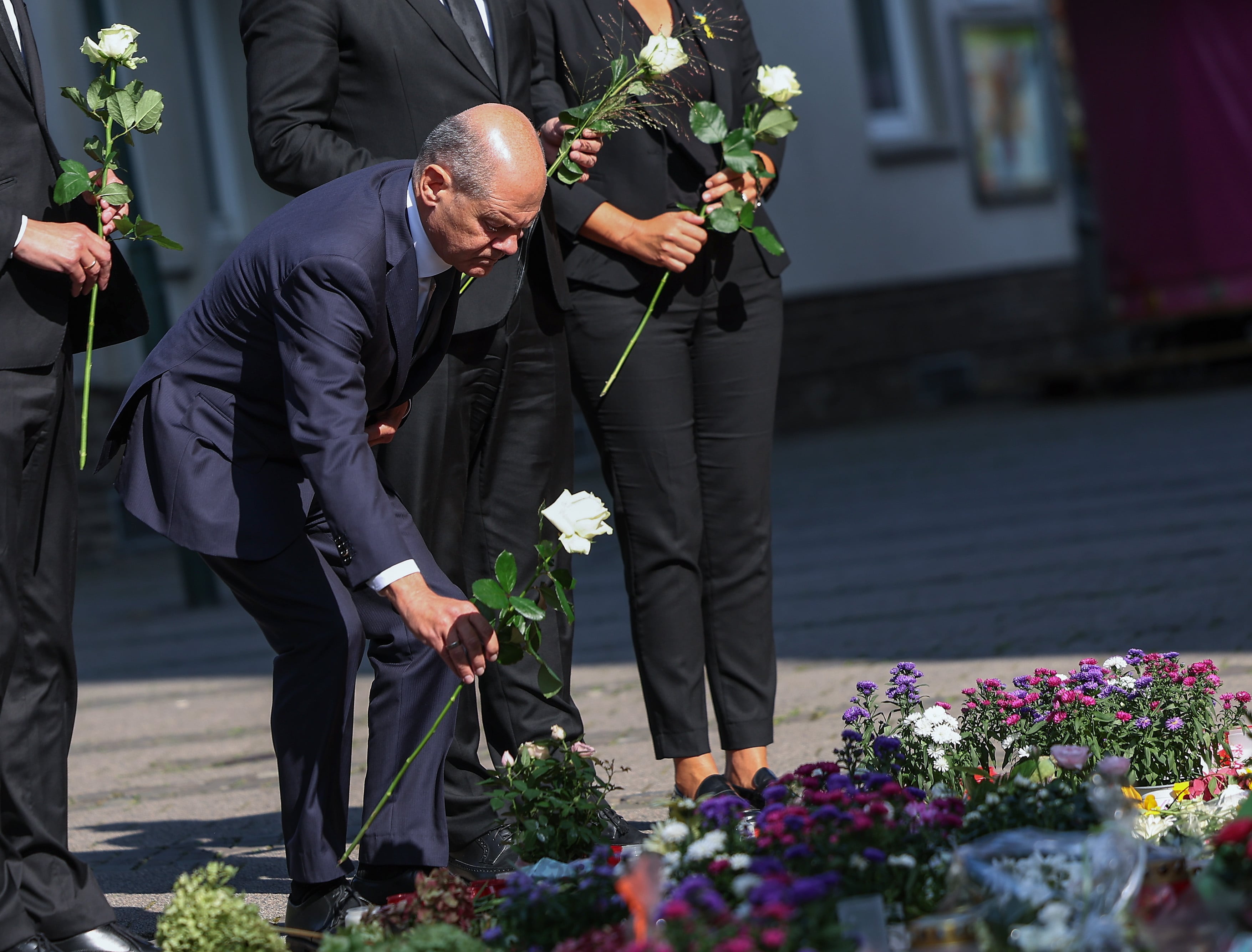 Olaf Scholz deja una flor en la escena del triple criemn de Solingen.