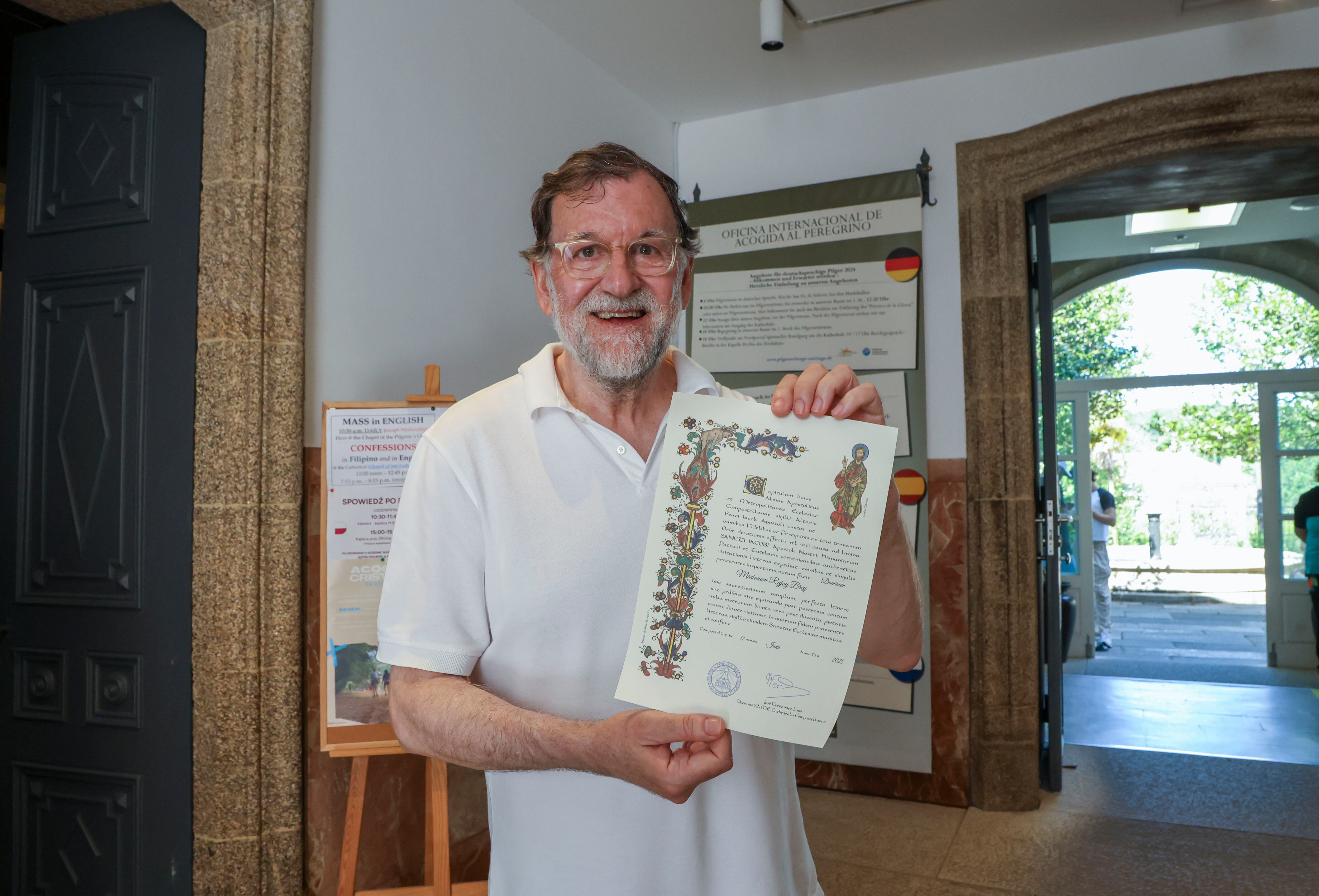 SANTIAGO DE COMPOSTELA, 17/06/2025.- Con un gran gorro, polo blanco y bermudas, el expresidente del Gobierno Mariano Rajoy ha llegado este martes a la plaza del Obradoiro de Santiago de Compostela tras recorrer desde el jueves parte del Camino Francés junto a su hermano Enrique y a su hijo Juan. Al entrar ha dicho: "Se lo recomiendo a todo el mundo". En una calurosa jornada ha alcanzado la meta a paso muy rápido, ha saludado, se ha hecho fotos con quienes se lo han pedido e incluso ha sonreído cuando una peregrina en bicicleta se ha dirigido a él con un "muchos días y buenas gracias".EFE/ Xoán Rey.