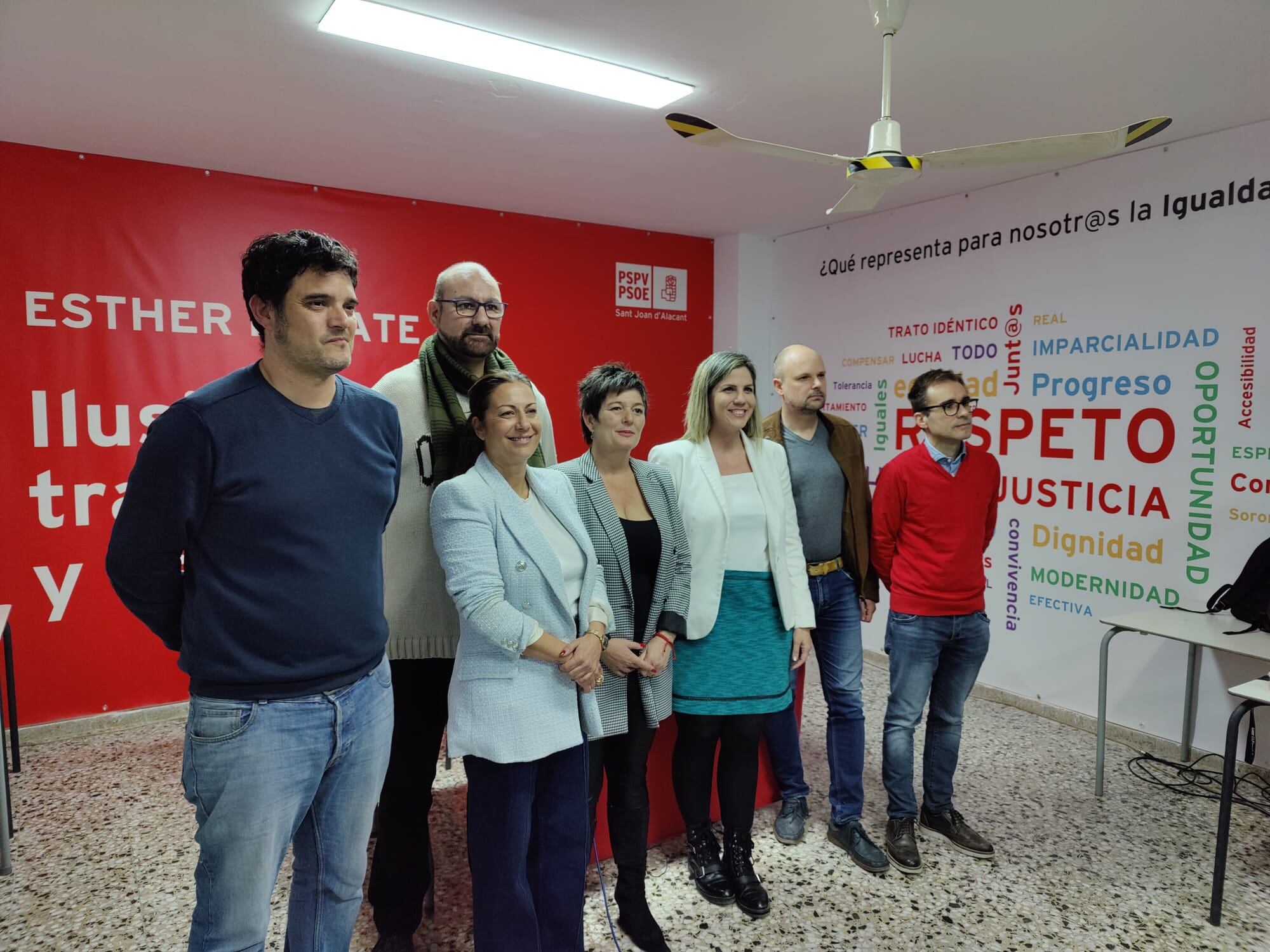 Esther Donate, portavoz socialista en Sant Joan d´Alacant, junto a los concejales del grupo durante la comparecencia