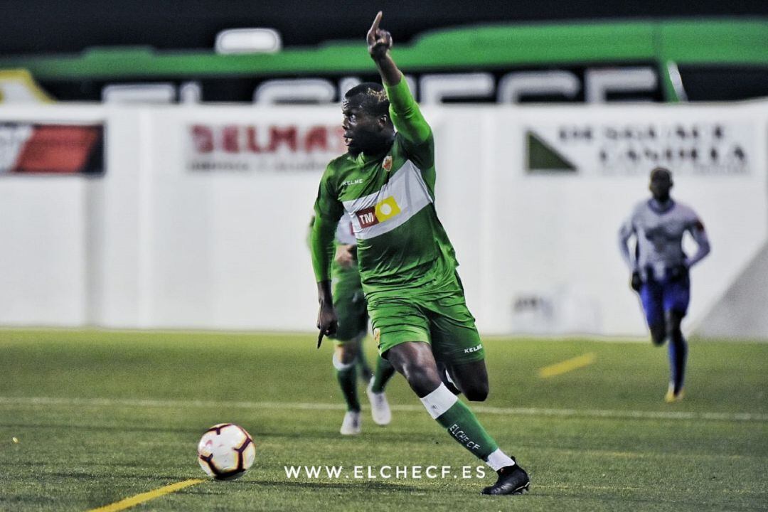 Florentin Pogba conduce el balón en el amistoso jugado en Crevillent