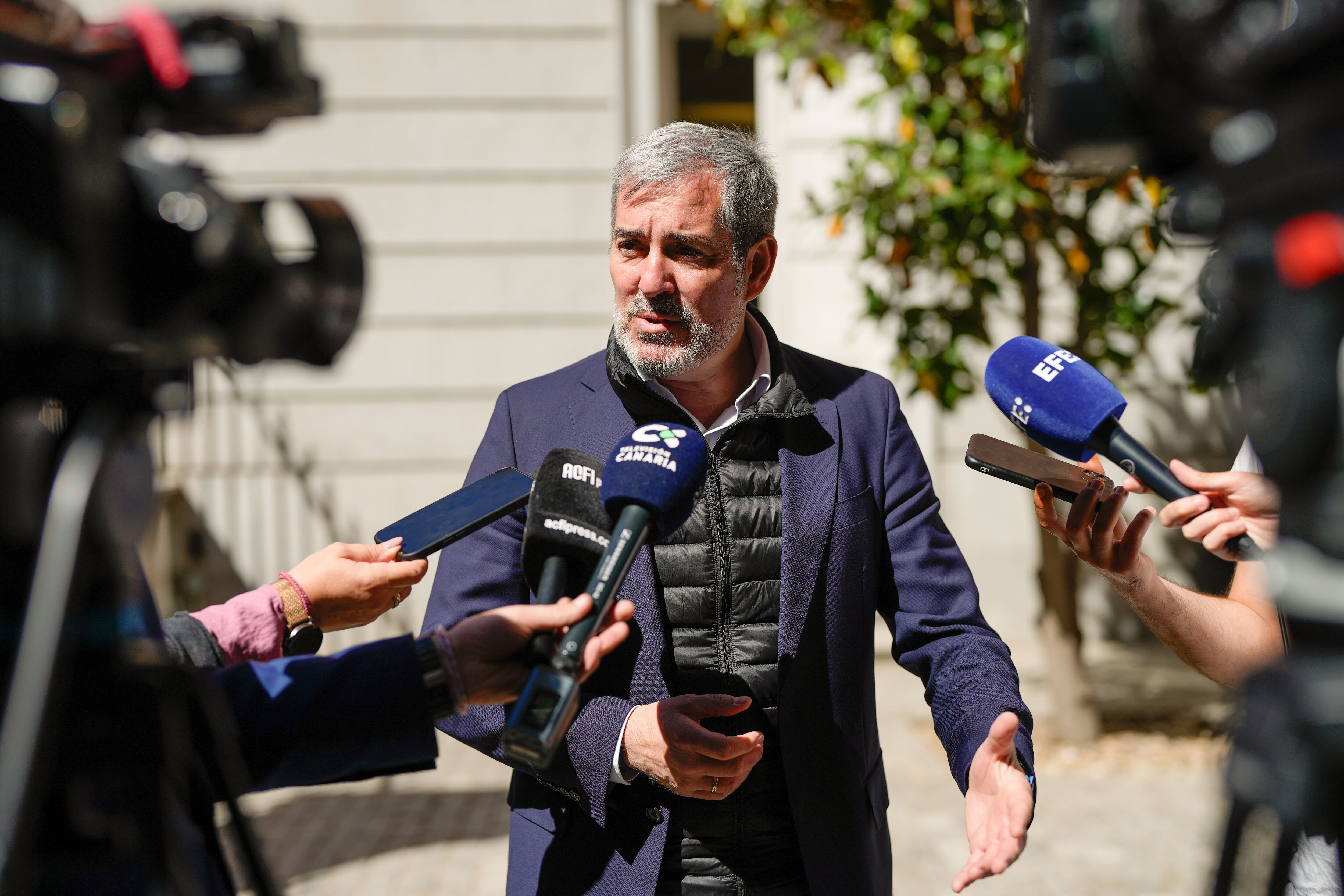 MADRID , 09/04/2024.- El presidente de Canarias, Fernando Clavijo, atiende a la prensa tras su reunión con el ministro de Asuntos Exteriores, José Manuel Albares, este martes en el Palacio de Viana, en Madrid. EFE/ Borja Sanchez-Trillo
